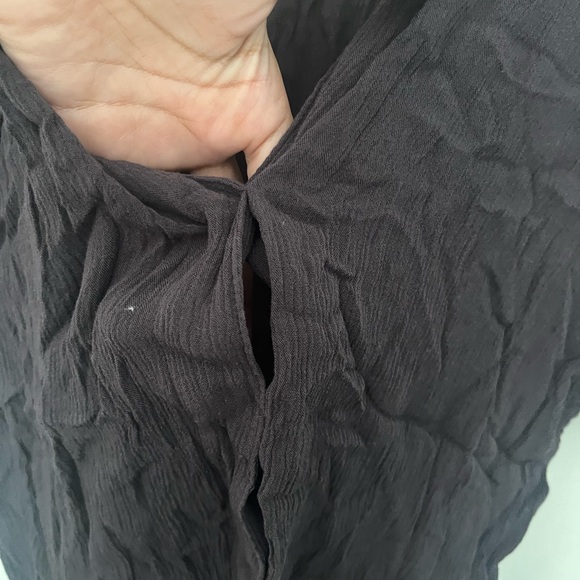 H&M light black v-neck blouse. Size 4 - Picture 4 of 6